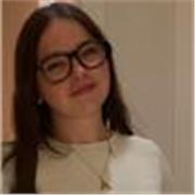 Estudiante universitaria da clases de primaria y ESO