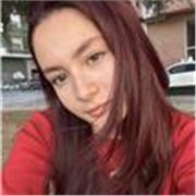 Profesora de apoyo escolar a niños y niñas de primaria