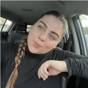 Me defino como una persona atenta y siempre dispuesta a trabajar. Me encantaría formar a niños en el ámbito de las humanidades.