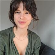 Deutsch Tutorin, die bei praktischer Sprachanwendung unterstützt