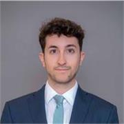 Cualificado, responsable, paciente y con capacidad de escucha y comunicación. Podría enseñar a estudiantes y opositores.