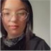 Prof d'anglais passionnée par la langue et bilingue.