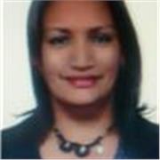 Profesora imparte clases a adolescentes ,jovenes y adultos