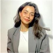 Profesora titulada en educación infantil imparte clases a niños de primaria.