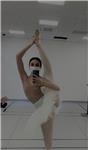 Ciao, sono Sara. Sono laureata all’Accademia nazionale di danza. Ho studiato al teatro San Carlo e ho lavorato all’arena di Verona