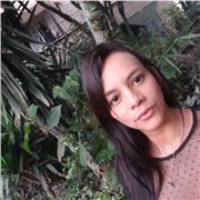 Profesora de ciencias naturales imparte clase a niños de 2 a 7 años