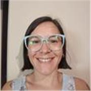 profesora de pintura decorativa de manera remota