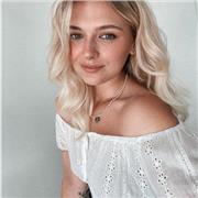 Laureata in mediazione linguistica. Impartisce ripetizioni di lingua inglese agli studenti delle scuole medie e superiori