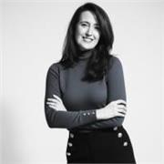 Me defino como una profesional del marketing y la comunicación con enfoque estratégico y visión global del negocio. Cuento con for