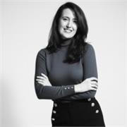 Me defino como una profesional del marketing y la comunicación con enfoque estratégico y visión global del negocio. Cuento con for