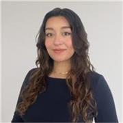 Profesora nativa de español especializada en lingüística y estudios culturales para clases virtuales