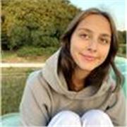 Profesora de inglés joven  apta para todos los niveles.