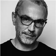 Profesor de teatro con más de veinte años de experiencia imparte clases de forma presencial u online.