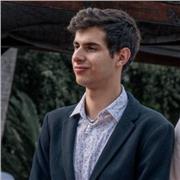 Estudiante de universidad de primer año de economía con título en Bachillerato de ciencias sociales