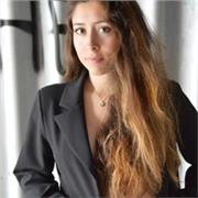 Seria e sempre sorridente, ti sprono a migliorare e imparare