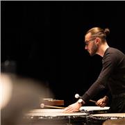 Percussionniste diplômé du Conservatoire et étudiant à la Haute École des Arts du Rhin donne cours de percussions et batterie