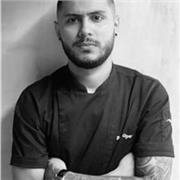 Profesor de gastronomía imparte clases a apasionados por el arte. Todas las edades