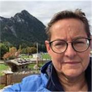Native English teacher offering practical online lessons for adults.