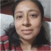 Profesora imparte clase a niños y niñas de primaria