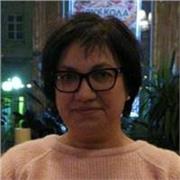 Madrelingua russa, laureata in pedagogia e in giurisprudenza, impartisce lezioni sia in presenza che on line