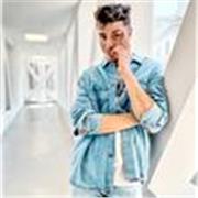 Argentino trasferito in Italia, ex professore alla università di ingegneria anche tutor di inglese. Famiglia di maestri elem e sup