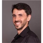 Ingeniero químico de 36 años que imparte clases de química en una escuela bilingüe (español-inglés).
