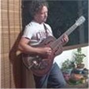 Impara a passare dalla stanzetta al palco con la tua chitarra, attraverso basi solide, impegno e divertimento!