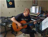 Professeur de guitare, basse et batterie