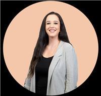 Graduada en administración y dirección de empresas da clases de economía (en albacete capital o via online)