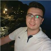 Profesor de economía ofrece clases a estudiantes de eso y bachillerato de la materia de economía de la empresa