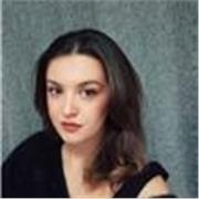 Ragazza laureanda in Dietistica insegna scienze, storia, italiano