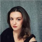 Ragazza laureanda in Dietistica insegna scienze, storia, italiano