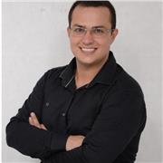 Professor de Matemática e Administração, 14 anos no mercado financeiro. Aulas práticas, foco em resultados e aprendizado rápido