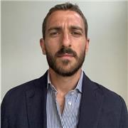 Docente di latino e greco impartisce ripetizioni a ragazzi liceali e universitari