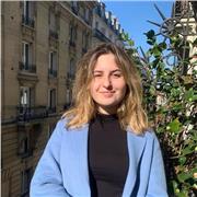 Etudiante prête aider et donner de son temps pour faire réussir l'élève