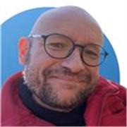 Laureato in Economia e commercio impartisce lezioni di matematica a studenti di secondaria inferiore e superiore