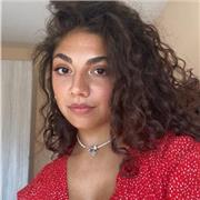 Studentessa universitaria impartisce lezioni di chimica, biologia e logica