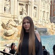 Estudiante de bachillerato apta para proporcionar clases a alumnos de primaria