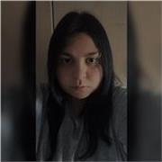 ragazza neodiplomata impartisce lezioni d'italiano