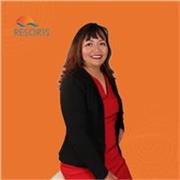 Profesor de finanzas impartiendo clases de finanzas empresariales y personales