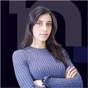 Profesora titulada en diseño gráfico con más de 8 años de experiencia en el sector. 