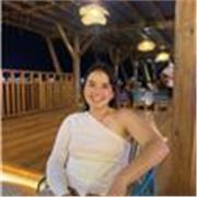 Profesor de apoyo escolar especializado dirigido a niños de manera virtual