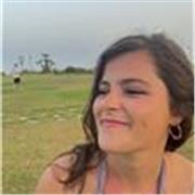 Profesora de primaria, imparte clase sobre cualquier asignatura de educación primaria