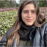 Profesora de Literatura imparte clases a niños y jóvenes