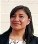 Profesora de biología imparte clases a niños de secundaria