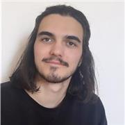 Etudiant qui a arrêté ses cours pour poursuivre sa passion et enseigne sur le côté jusqu'au collège.