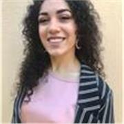 Studentessa universitaria offre lezioni di lingua italiana per stranieri