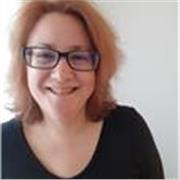Je suis professeure d'anglais et je donne également des cours de soutien scolaire. 
