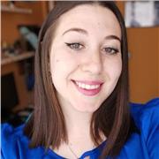 Me defino como una persona curiosa, activa, organizada y responsable. Me gustaría ser monitora y realizar actividades con niños