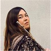 Profesora de música imparte clases para todas las edades